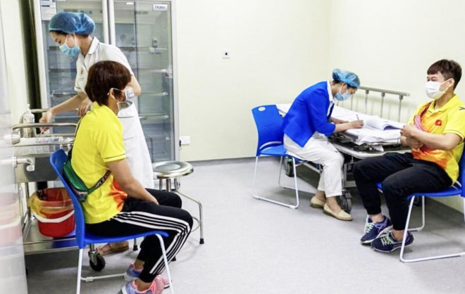 Các nhân viên y tế đang chuẩn bị tiêm vắc-xin phòng Covid-19 cho các vận động viên thuộc đoàn Thể thao Việt Nam