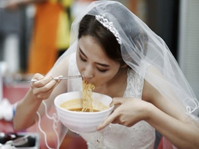 Bạn trẻ - Cuộc sống - Đêm tân hôn, cô dâu loay hoay mãi trong nhà vệ sinh, chú rể đi theo phát hiện bí mật