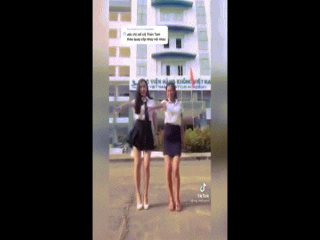 Bạn trẻ - Cuộc sống - Clip: Gái xinh nhún nhảy trước cổng trường theo yêu cầu "gây sốt"