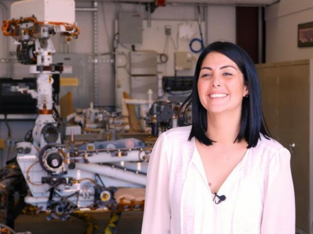 Bạn trẻ - Cuộc sống - Đến Mỹ với 300 đô la, cô gái trở thành kỹ sư NASA