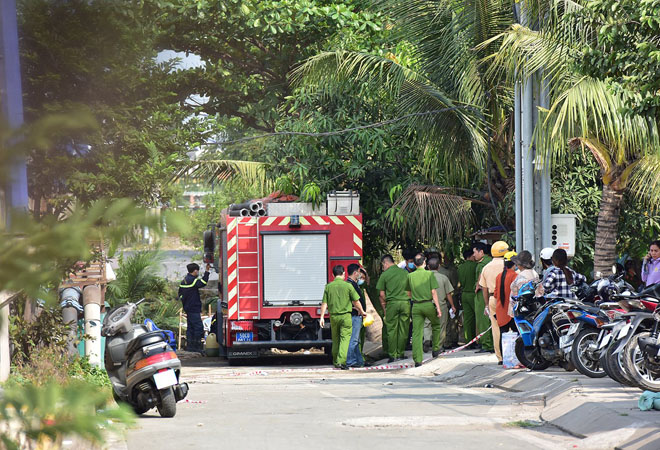 Cảnh sát phong tỏa hiện trường điều tra vụ cháy nhà khiến 6 người chết trên đường Nguyễn Thị Định (phường Cát Lái, TP Thủ Đức)