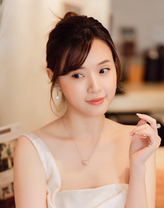 Hiện, Midu theo đuổi phong cách nhẹ nhàng, thanh lịch đúng chuẩn “thần tiên tỷ tỷ”.
