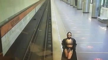 Cô gái khoe thân ở nhà ga tàu điện ngầm.