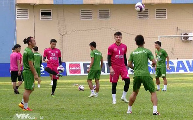 Cầu thủ Sài Gòn tập luyện dưới sự chỉ đạo của HLV Phùng Thanh Phương