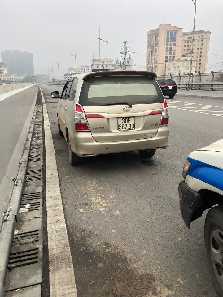 Xe ô tô Innova BKS: 30E – 587.93 vi phạm lỗi Dừng xe nơi có biển cấm dừng cấm đỗ vào sáng 30/3.