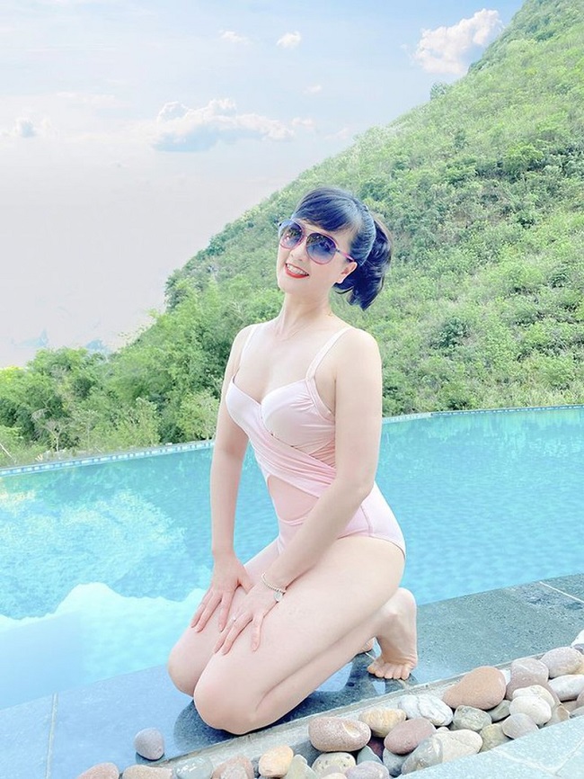 Trong một số lần hiếm hoi diện bikini, 'bà Táo' Vân Dung khiến nhiều người bất ngờ bởi thân hình nuột nà như gái đôi mươi.
