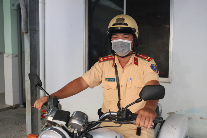 Đại úy Trần Xuân Sang chuẩn bị lên đường làm nhiệm vụ tuần tra kiểm soát trên Quốc lộ 50.