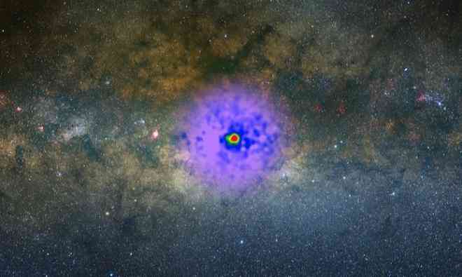 Ánh sáng gamma kỳ lạ, lốm đốm mà kính thiên văn Trái Đất bắt được từ trung tâm thiên hà có thể do vật chất tối phát xạ - Ảnh đồ họa từ dữ liệu NASA