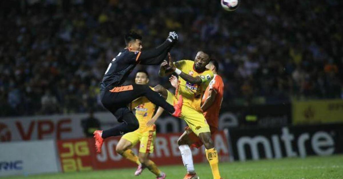 Bóng đá - Sau Hoàng Thịnh, thêm 2 "tiều phu" ở V-League nhận án phạt