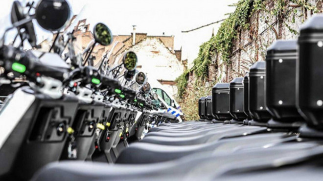 Cảnh sát Bỉ tuần tra bằng xe máy điện Trung Quốc - 3