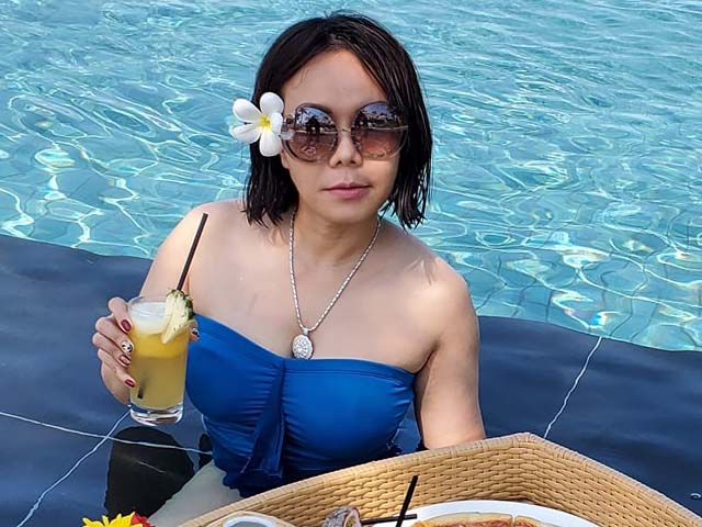 Việt Hương U50 mặc bikini nóng bỏng, công khai “có em bé”