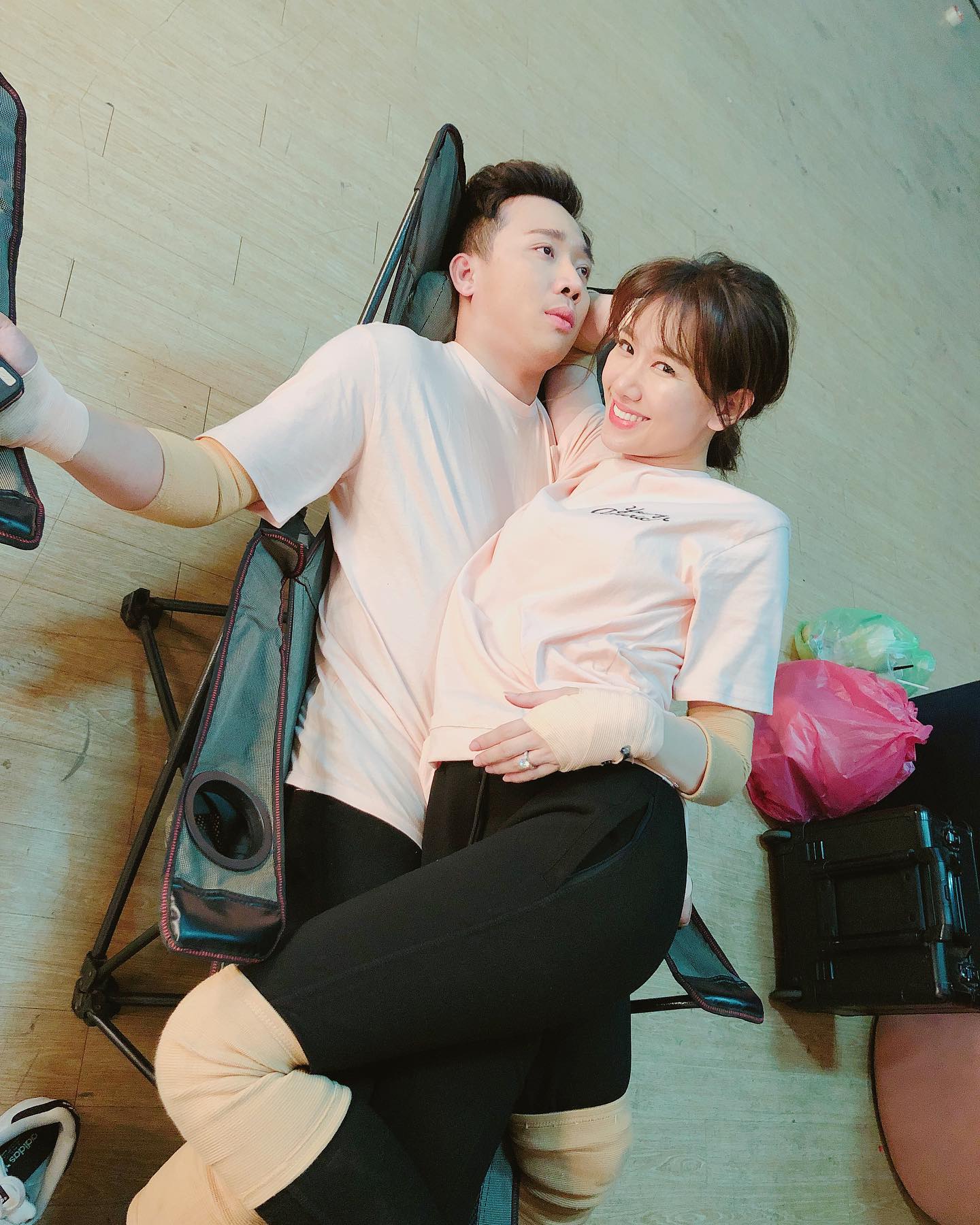 Clip Trấn Thành chỉ tay và liên tục tát Hari Won trước mặt nhiều người gây xôn xao - 1