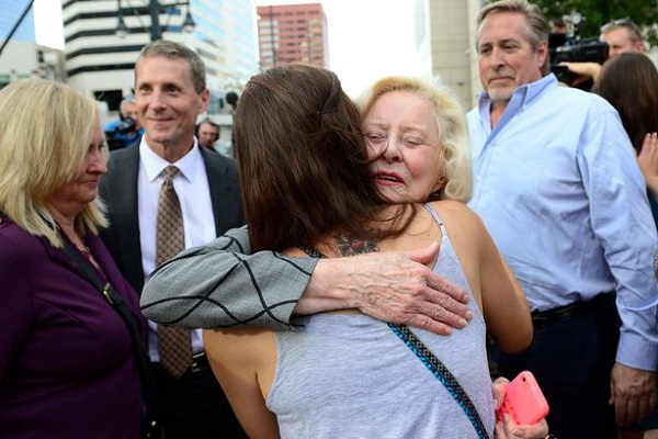 Mẹ của bà Toni bên ngoài phòng xử án vào thời điểm ông Harold bị kết tội. 