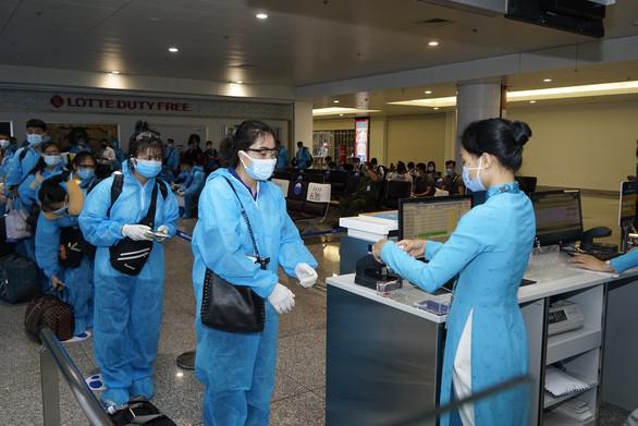 Hành khách lên chuyến bay thương mại đầu tiên đưa công dân Việt Nam đến Nhật Bản làm việc ngày 19-9-2020