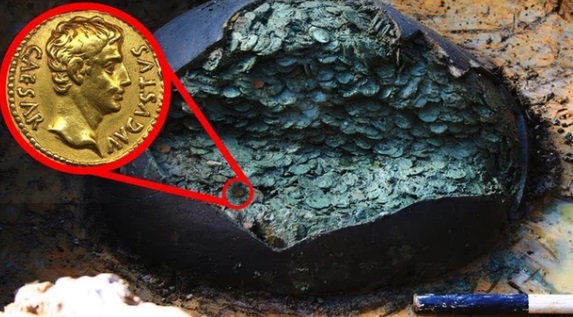 Chiếc chum chứa đầy đồng xu. (Nguồn: Kknews)