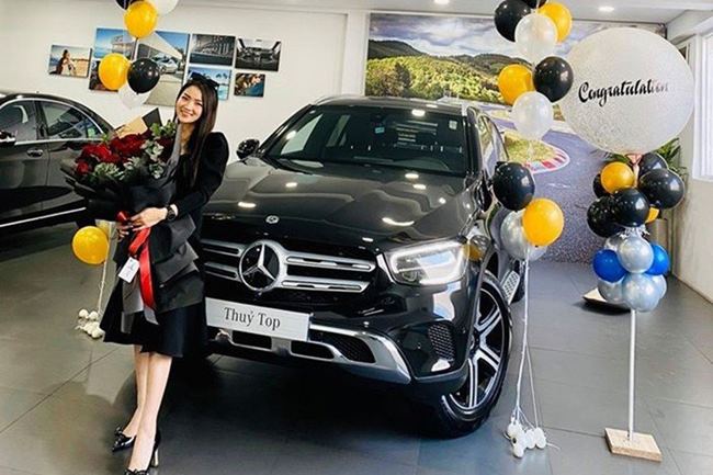 Năm 2020, người đẹp 8x bất ngờ tậu một chiếc Mercedes-Benz GLC 200 có giá hơn 2 tỷ đồng làm phương tiện di chuyển. Đáng chú ý, đây là chiếc GLC thứ 2 trong garage xe của Thủy Top.
