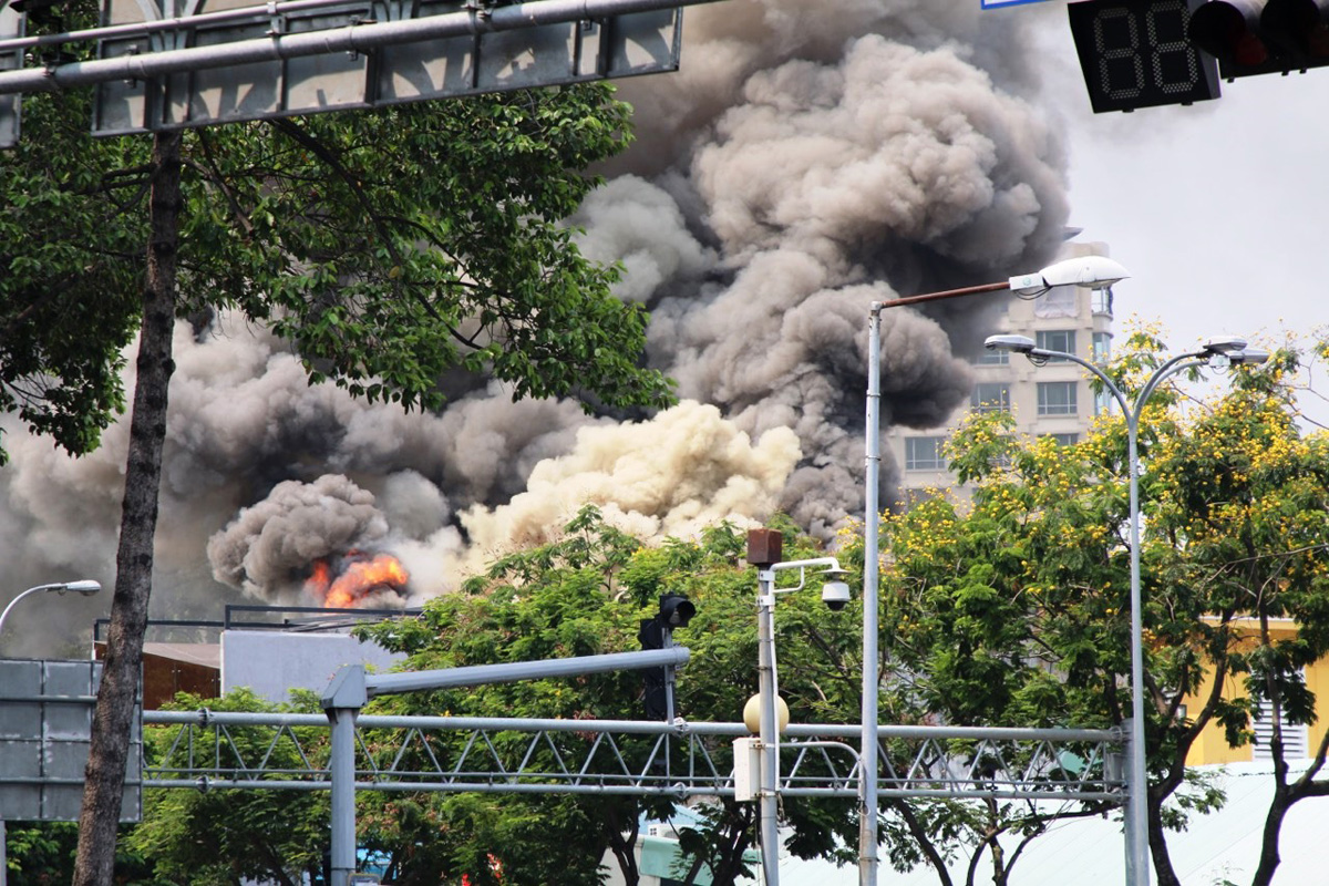 Khoảng 13h40 chiều nay, người dân phát hiện khói lửa bốc lên từ một căn nhà trong hẻm trên đường Nguyễn Thái Học (ảnh: Phi Bằng)
