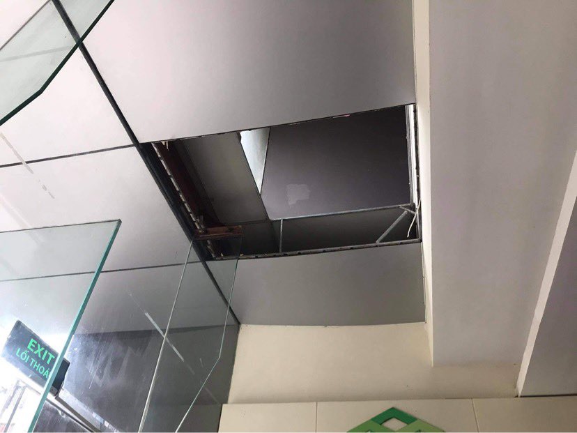 Khu vực trần bị thủng