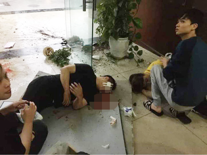 2 nạn nhân bị rơi từ tầng 2 xuống sảnh chung cư