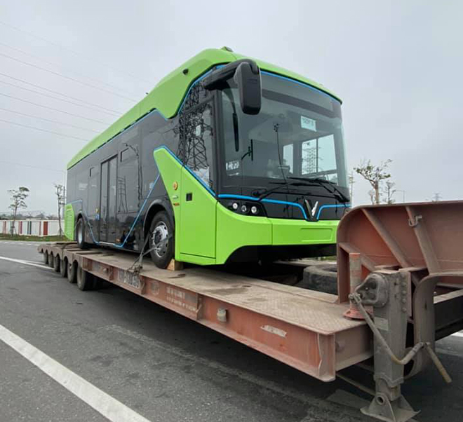 Xe buýt điện VinFast được vận chuyển về Hà Nội, sẵn sàng hoạt động - 1