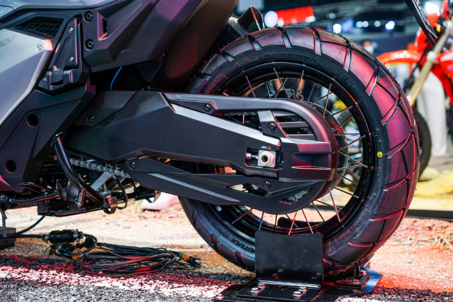 Bánh sau của Honda X-ADV 2021.
