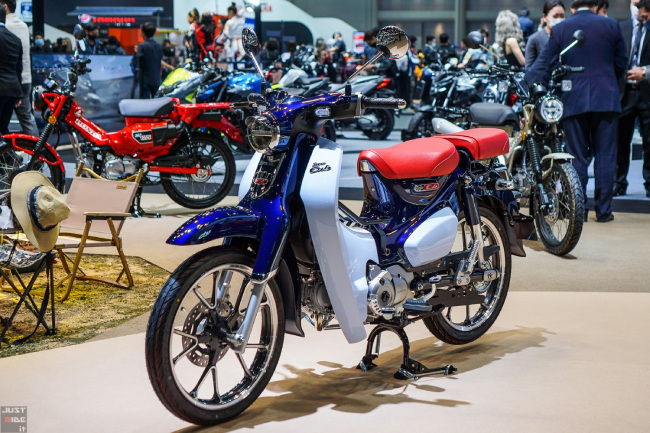 Super Cub C125 bản trắng xanh.
