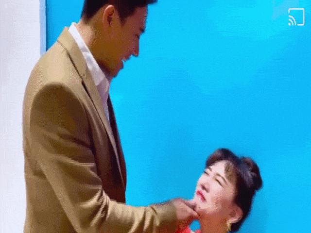 Đời sống Showbiz - Clip Trấn Thành chỉ tay và liên tục tát Hari Won trước mặt nhiều người gây xôn xao