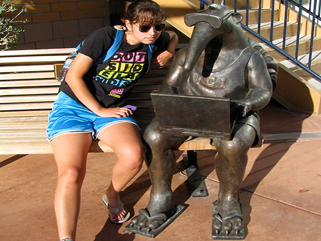 Tranh vui - Muôn kiểu "tự sướng" với tượng khiến người xem cười không nhặt nổi mồm