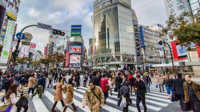 Giao lộ Shibuya đông kín người đi bộ qua lại. Ảnh: Les Taylor