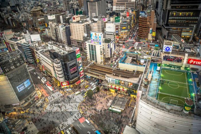 Giao lộ Shibuya nhìn từ trên cao thấy rất đông người đi bộ