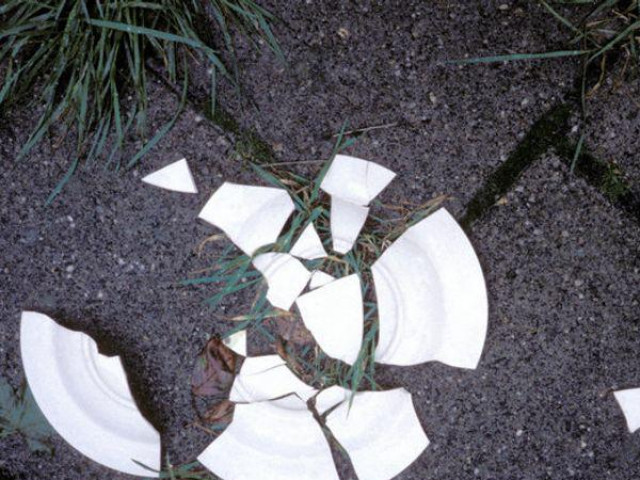 Thế giới - Phong tục ném bát đĩa sang nhà hàng xóm đêm giao thừa