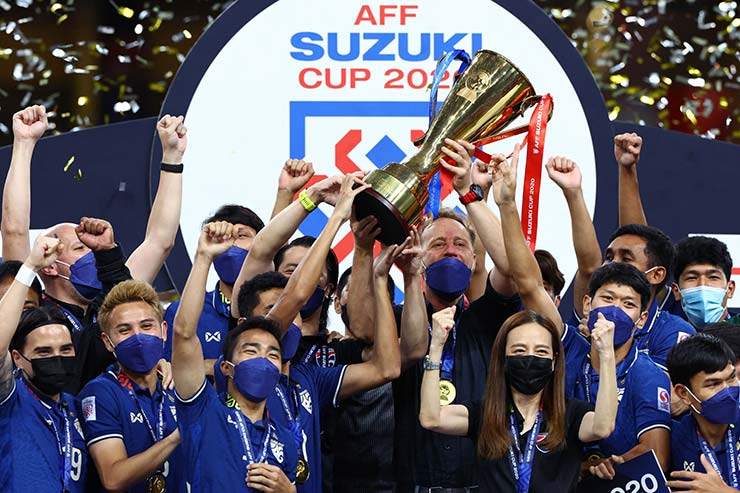 HLV Polking và ĐT Thái Lan ăn mừng chức vô địch AFF Cup 2021