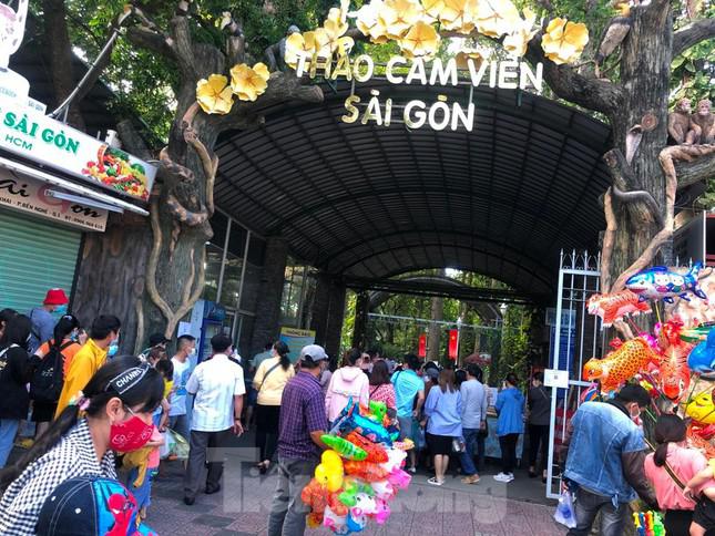 Thảo Cầm Viên đông nghịt người từ sáng sớm. "Năm nào đến Tết, gia đình tôi cũng về quê An Giang thăm ông bà, nhưng năm nay do dịch bệnh, chúng tôi ở lại Sài Gòn. Tranh thủ ngày nghỉ, tôi đưa con đến các khu vui chơi để ăn uống, thư giãn nhưng vẫn chấp hành nghiêm 5K để phòng dịch" - anh Bình (ngụ quận Bình Thạnh) nói.