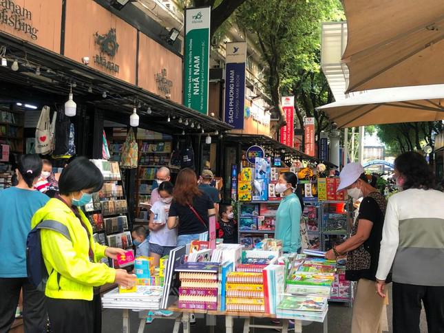 Du khách đến Đường Sách càng lúc càng đông