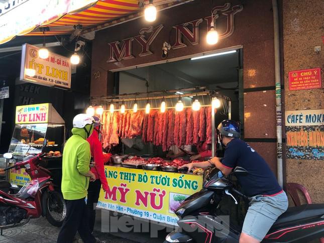 Theo ghi nhận, các mặt hàng thủy hải sản, thịt heo, bò, gà... về nhiều tại chợ, giá cả ổn định.