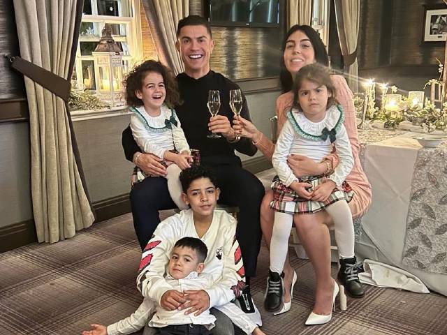 Bóng đá - Ronaldo đón năm 2022 bên gia đình gây sốt, viết "tâm thư" gửi MU và fan