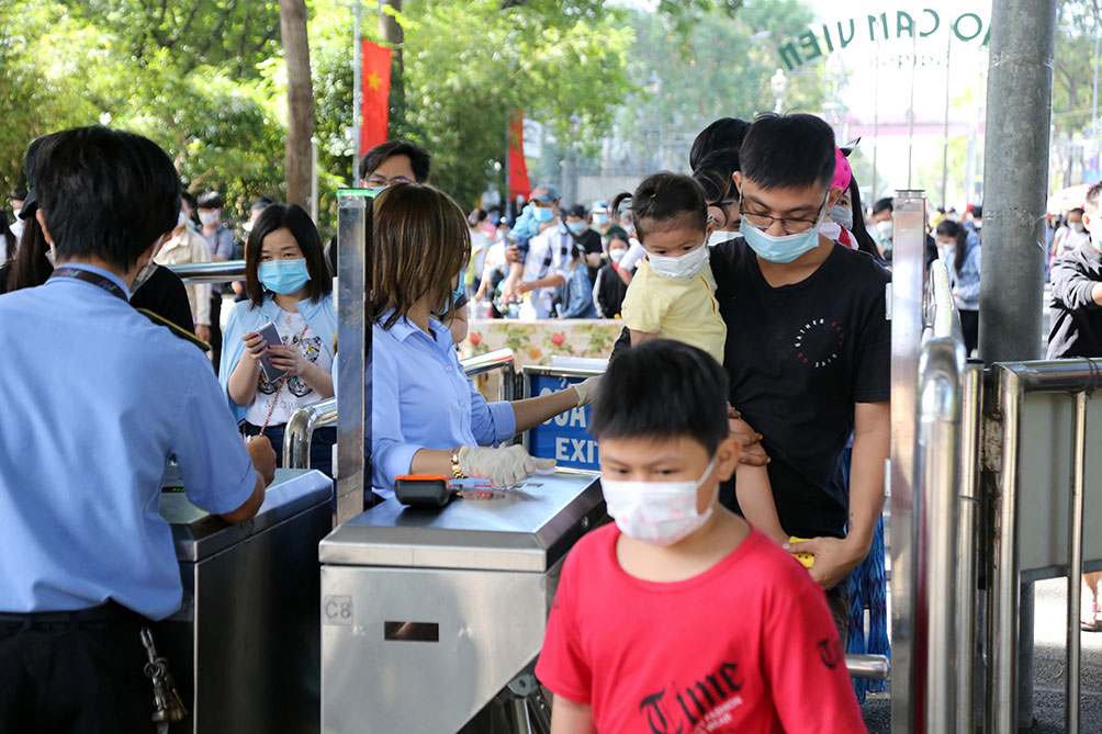 Lực lượng bảo vệ được tăng cường để kiểm soát lượng người vào cổng và đảm bảo an ninh.
