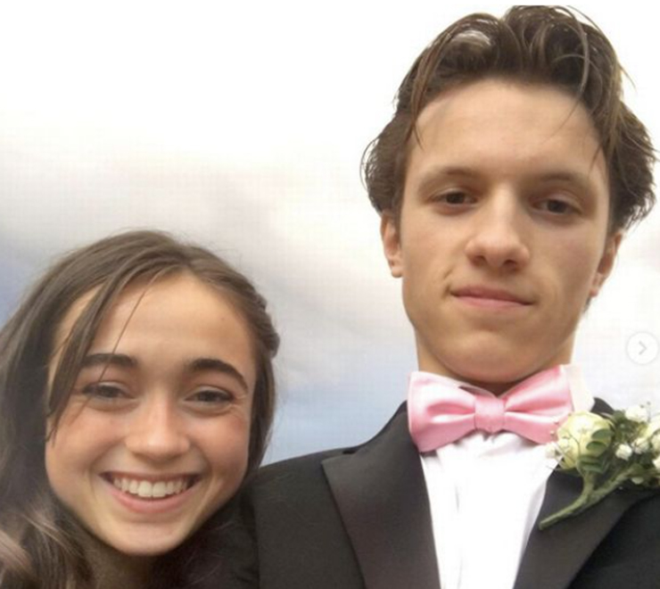 "Nữ chính" buồn rầu vì bạn nhảy bỗng dưng mất tích