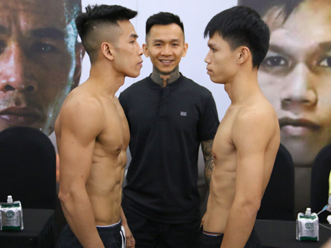 Trần Văn Thảo (trái) đối mặt&nbsp;Phayom Boonrueang trong buổi kiểm tra cân nặng trước ngày thi đấu