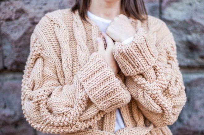 Áo kardigan sợi len mập hơn bình thường, đan kiểu "dây thừng" và nhiều nếp gấp.