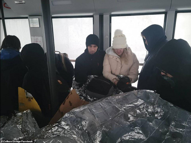 Những người bị mắc kẹt trong đêm trên cáp treo. Ảnh: Facebook