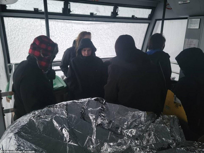 Nhân viên giải cứu tiếp cận với các hành khách để đưa họ chăn và thức ăn, trong lúc nhà chức trách vạch ra kế hoạch giải cứu. Ảnh: Facebook