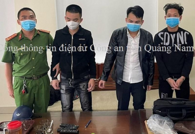 Các nghi phạm (áo đen, từ trái sang phải)&nbsp;Thành, An, Mạnh bị tạm giữ hình sự. Ảnh: CA Quảng Nam
