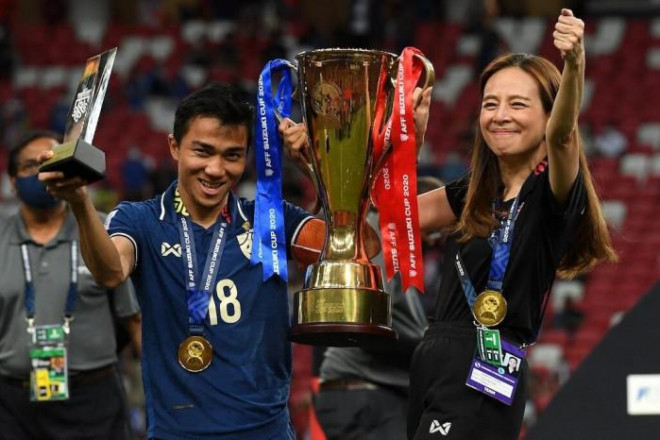 Chanathip cùng Trưởng đoàn đội tuyển Thái Lan nâng cao chức vô địch và danh hiệu Cầu thủ xuất sắc nhất giải