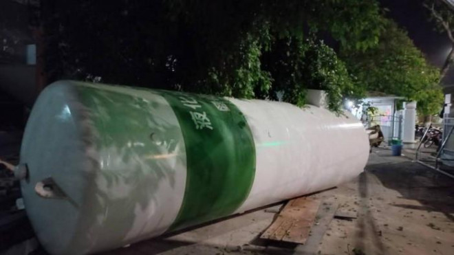 Bình oxy hàng tấn từ cần cầu hàng chục mét rơi xuống đất trước sân khu điều trị bệnh nhân Covid-19.