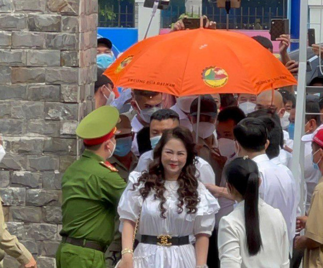 Bà Nguyễn Phương Hằng được nhiều Youtuber và người dân săn đón khi đến tòa