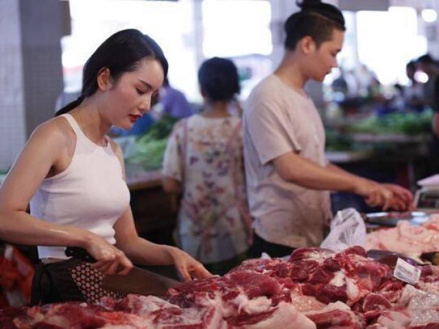 Thị trường - Tiêu dùng - Giá lợn hơi đột ngột giảm đến 50%, thấp nhất 4 năm, người nuôi khi nào mới hết lỗ?