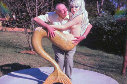 Tranh vui - Hài hước với những con người thích "tự sướng" với tượng trên phố