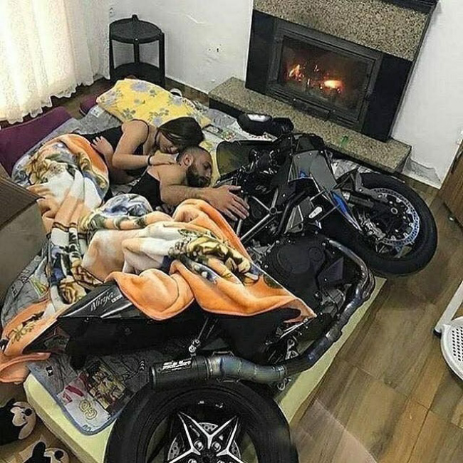 Đi ngủ phải đầy đủ vợ cả và vợ hai nha.
