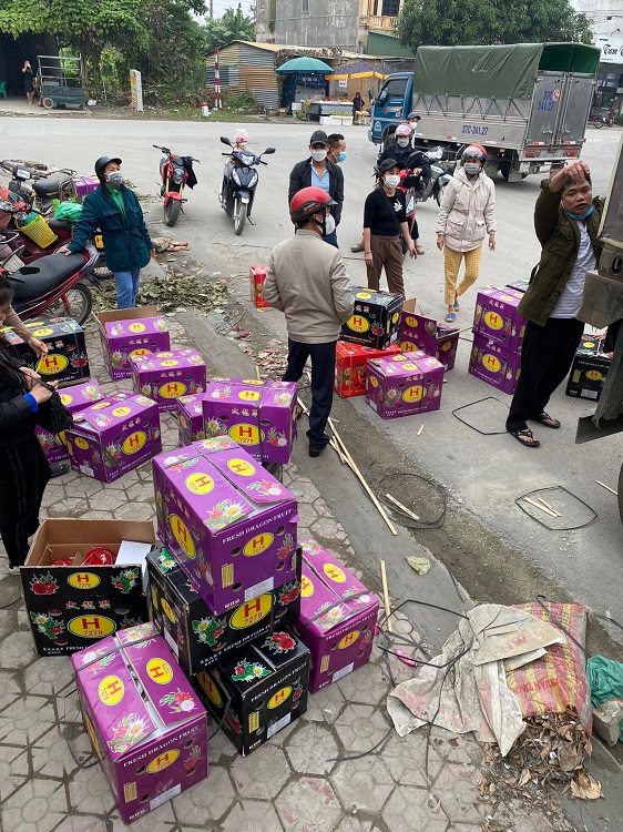 Thanh long được giải cứu khắp các chợ mạng và tại nhiều điểm giải cứu lưu động trên đường phố Hà Nội.